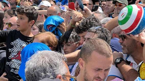 FOTO – Dimaro mai così piena: bagno di folla per Lobotka, Politano e Simeone agli autografi