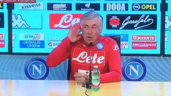 FOTO - "Che ne pensa di Mou?" Mano all'orecchio, Ancelotti in conferenza imita lo Special One
