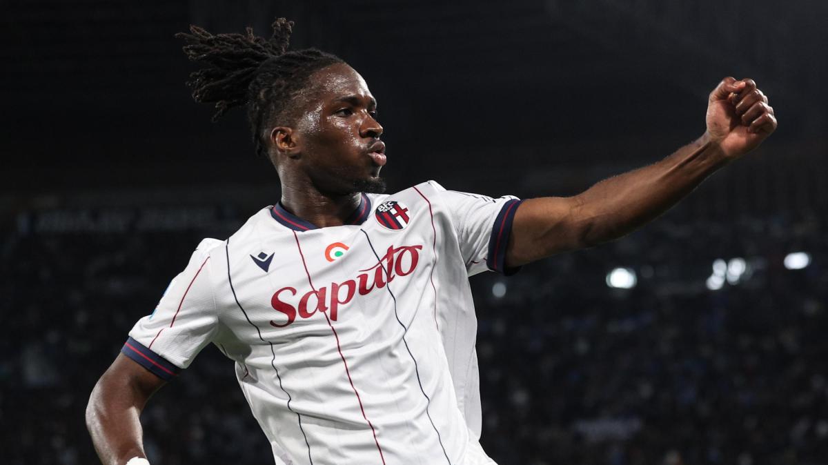Rowe batte il Napoli e festeggia sotto la statua di Maradona 