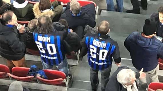 FOTO - "Godin 2-0", maglia ironica al Meazza dopo il ko della Juventus