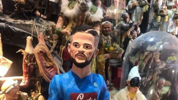 FOTOGALLERY - Manolas è già a Napoli... sul presepe: la statuetta apparsa a San Gregorio Armeno