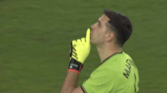Aston Villa, Martinez zittisce tifosi Lille durante i rigori: 2° giallo ma niente rosso, il motivo