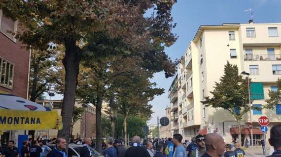 FOTO - Clima d'amicizia a Ferrara: tifosi di SPAL e Napoli si mescolano in città