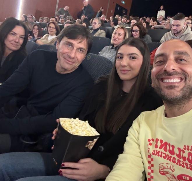 Conte, serata di relax al cinema con famiglia per il film di Peppe Iodice