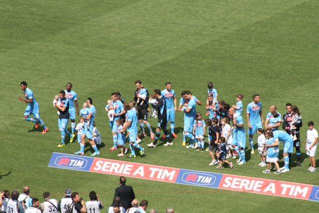 È qui la festa. Napoli e i napoletani meritano la Champions! Ciao piccolo grande Giandu. 