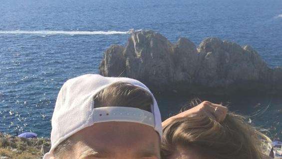 FOTO - Zielinski e la bellissima Laura già innamorati di Capri: "Un viaggio perfetto!"