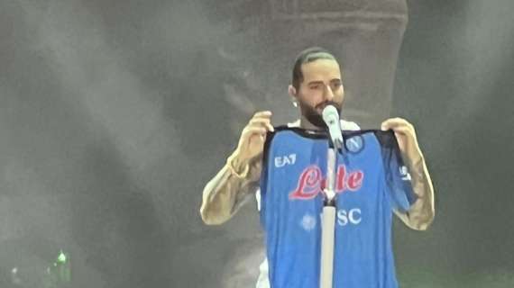 FOTO - Maluma in concerto all’Arena Flegrea: la pop star con la maglia del Napoli
