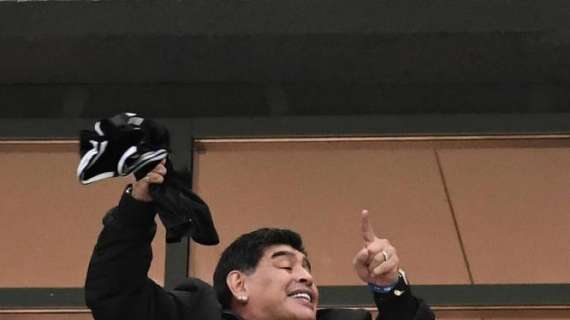 VIDEO - Maradona si blocca per 10 secondi in un'intervista: immagini subito virali sul web