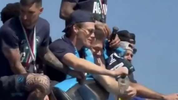 McTominay show alla sfilata Scudetto: 'alza il gomito' e si scatena 