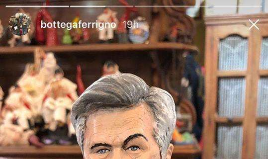 FOTO - Ancelotti, primo regalo da San Gregorio Armeno: spunta la statuina con sopracciglio e giacca Napoli