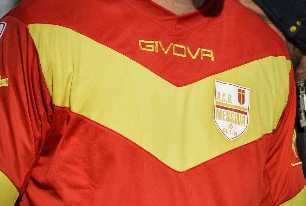 Assurdo a Messina: il portiere urina a bordo campo, squalificato per tre giornate 