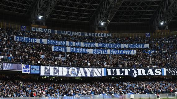 "Basta guerre, basta atrocità!" lo striscione esposto dalla Curva B al Maradona