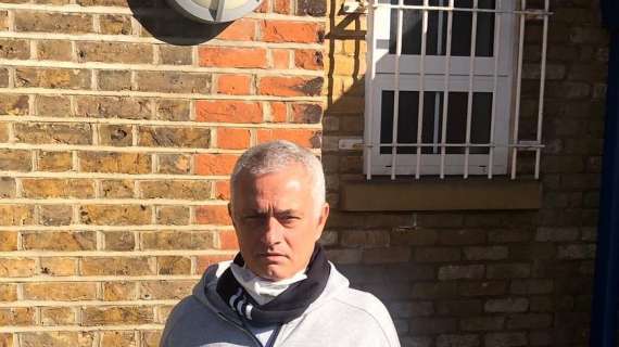 VIDEO - Mourinho, show a Trigoria: giro in Vespa come nel murales del Testaccio