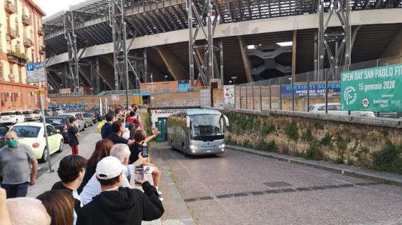 VIDEO&FOTO TN - Il Napoli lascia il San Paolo: i tifosi applaudono il bus azzurro