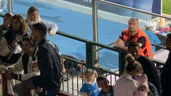 Compleanno Politano, festa improvvisata in tribuna con Spinazzola e familiari