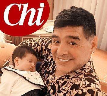 FOTO - "Chi" pubblica la foto di Maradona con il nipotino: "Voglio godermelo come non ho fatto con mio figlio"