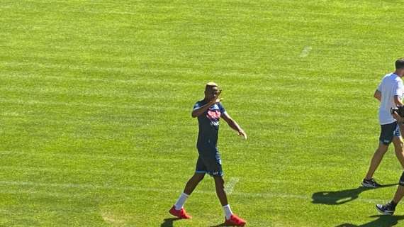 FOTO - Osimhen è arrivato a Dimaro! Ovazione dalla tribuna, Victor saluta