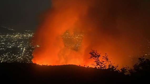 Vesuvio, prosegue l'allerta: si lavora ancora per spegnere le fiamme