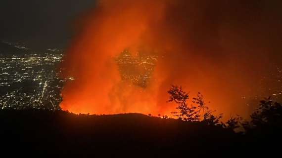 Incendio sul Vesuvio, situazione resta critica: Protezione Civile chiede invio esercito