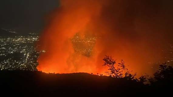Incendio Vesuvio, sotto controllo i tre fronti di fuoco: le ultime