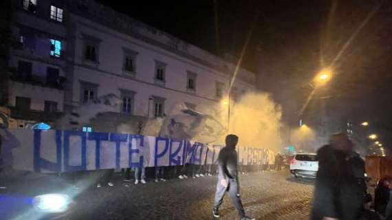 Insigne e Koulibaly incontrano i tifosi all'esterno dell'albergo: confronto con gli ultras