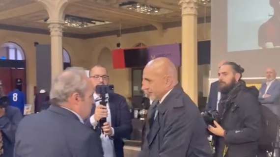 VIDEO - Spalletti arrivato al Premio Bulgarelli: ovazione per il tecnico del Napoli