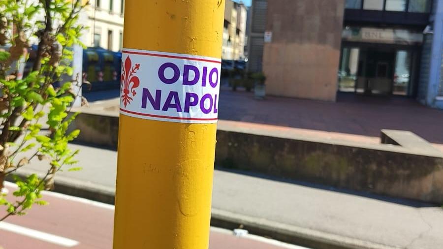 Adesivi “Odio Napoli” a Firenze, bel messaggio di Tommasi: “Scendete come me e staccateli!”