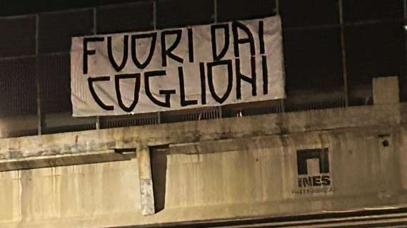 FOTO - "Secondi a nessuno, fuori dai cog***ni”, dura contestazione a Bari contro i De Laurentiis