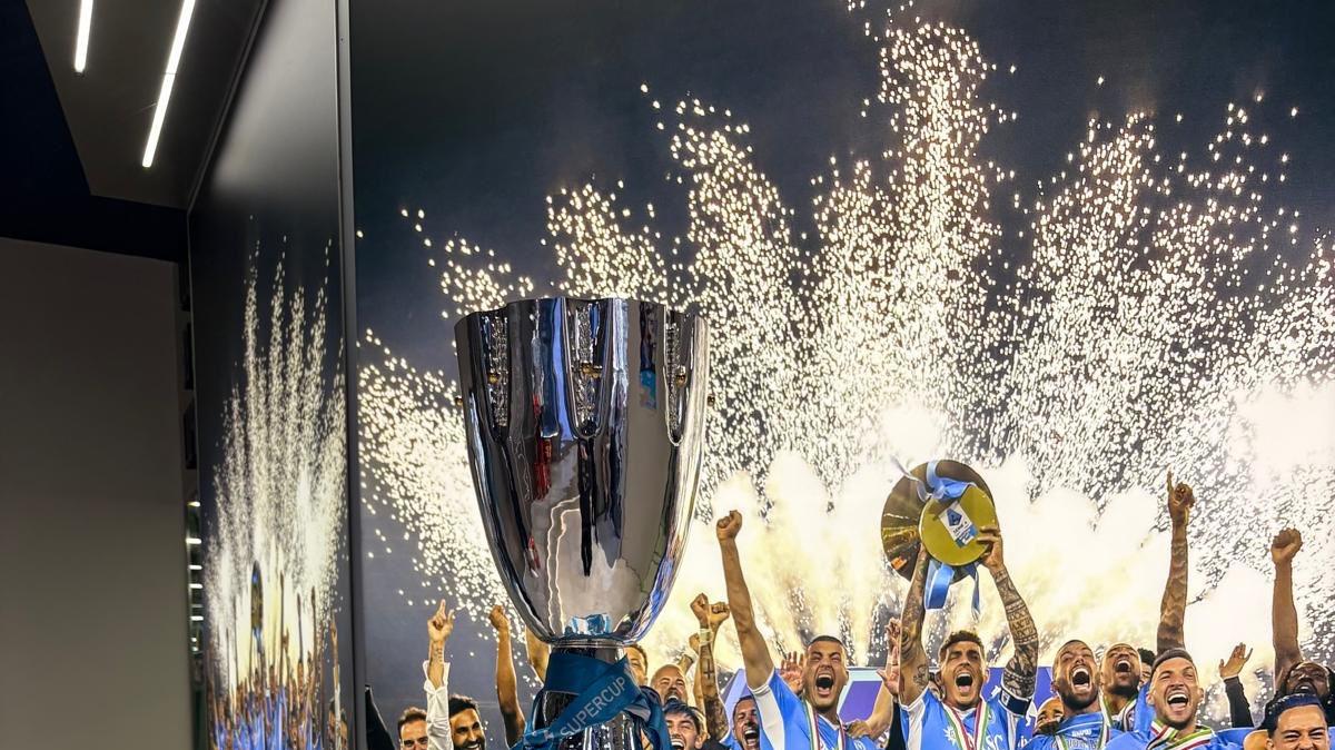 La Supercoppa è a Napoli! Il trofeo esposto ai tifosi: dove e quando poterlo vedere