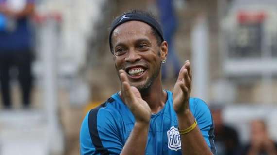 Ronaldinho, guai in Brasile: sequestrati i passaporti a lui e al fratello, il caso