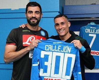 FOTO - Nel pre-partita Albiol ha consegnato la maglia delle 300 presenze all'amico Callejon