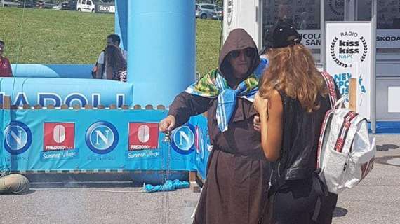 FOTO TN - Sorpresa a Dimaro: tra i tifosi spunta un "frate finto" con incenso 