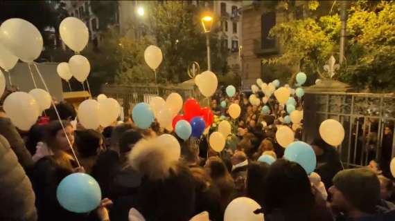 Daniele: il saluto finale con bagno di folla e presenza della delegazione del Napoli ai funerali del piccolo tifoso