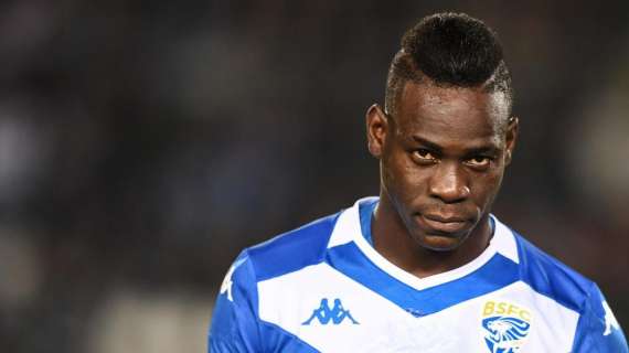 Vergogna a Verona: Balotelli stufo dei buu lancia il pallone in curva e esce dal campo