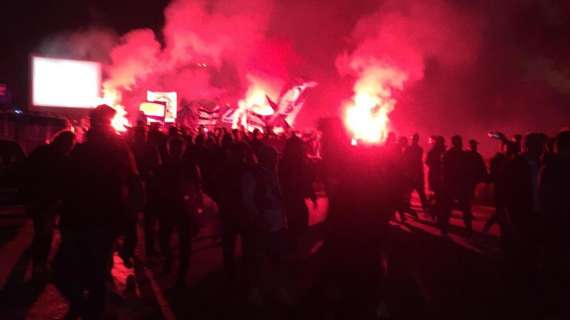 VIDEO TN – Gli ultras di Napoli e PSG sfilano insieme all’esterno del San Paolo: cori contro Roma e Marsiglia