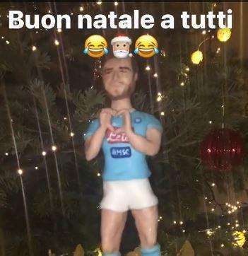 VIDEO - Natale da "Re" per Mertens: il belga si diverte con la sua statuina sulla corona