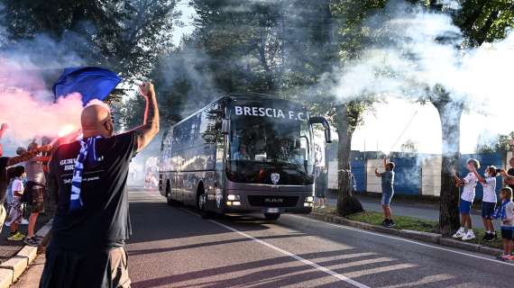 VIDEO - Vergogna a Brescia: scontri dopo la retrocessione, incendiata auto a un calciatore