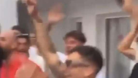 VIDEO - Bufera social, Zalewski a Ibiza canta cori anti Napoli con i romanisti: "Vesuvio erutta"