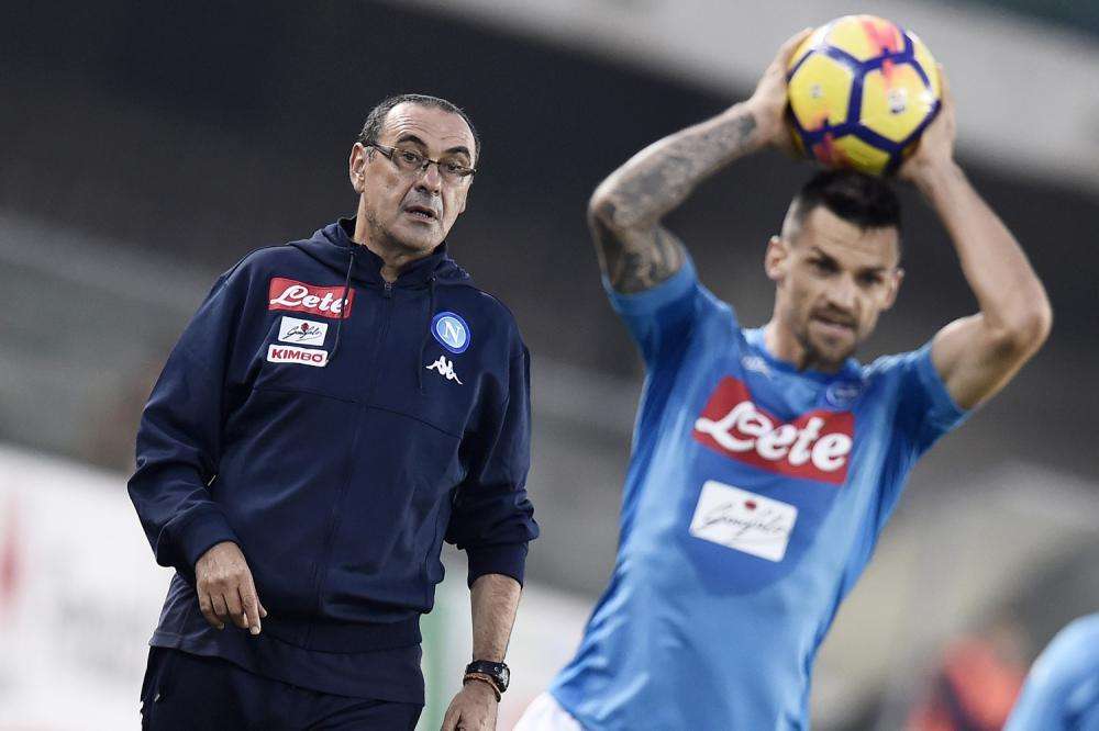Sarri attacca: "Chievo tiene a terra 5 giocatori per 5', qualcuno non dovrebbe consentirlo"
