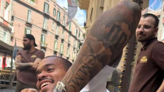 Ngonge vince lo scudetto e si tatua il tricolore: lo scatto è virale