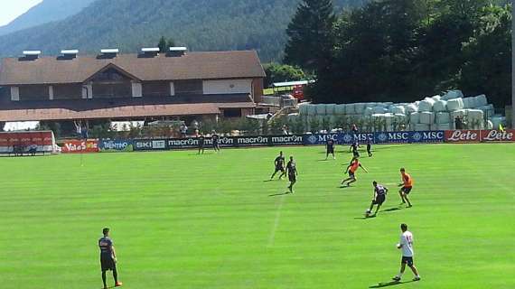 RILEGGI IL LIVE - Seduta mattutina: lungo colloquio Benitez-Dzemaili. C'è De Sanctis (ma si allena da solo). Partitella otto contro otto