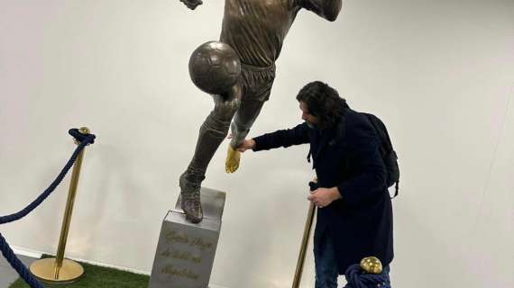 FOTO - Adani omaggia Maradona: splendido scatto mentre tocca il piede sinistro della statua 
