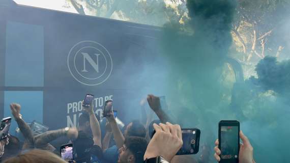 Arriva il bus del Napoli: atmosfera pazzesca al Maradona