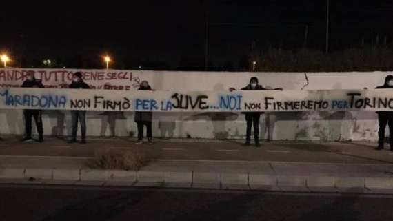 FOTO - Lo striscione degli operai della Meridbulloni: "Maradona non firmò per la Juve..."