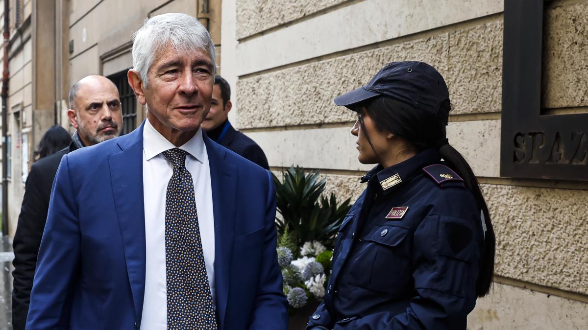 4 italiani in campo? Abodi frena: "Bisogna parlarne con l'UE, serve regola"