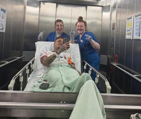 Noa Lang, operazione al pollice conclusa: la sua foto sui social 