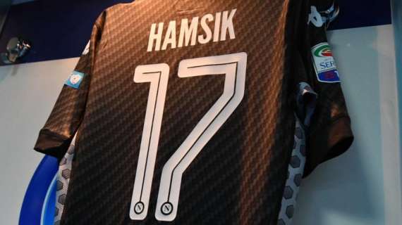 FOTO - Tutto pronto nello spogliatoio azzurro: la SSC Napoli mostra la nuova maglia di Hamsik