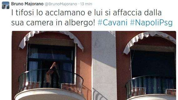 FOTO – Cavani acclamato dai tifosi: il Matador si affaccia dalla camera in albergo