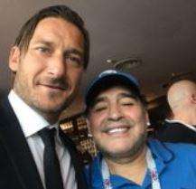 Totti alla finale dei mondiali con Maradona e Ronaldinho: "Bellissima partita con un po' di amici"