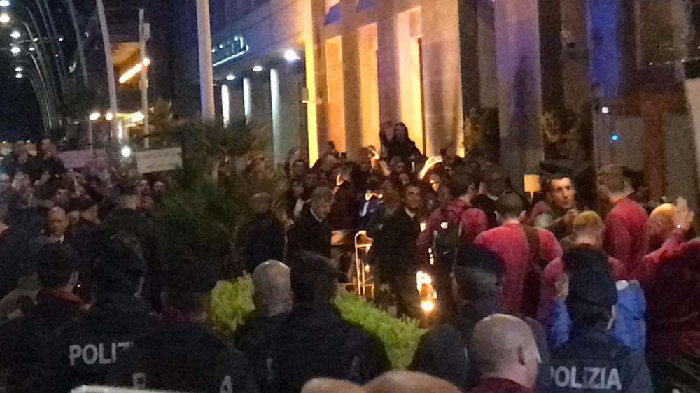 FOTO-VIDEO - Che accoglienza per il City! In centinaia sul lungomare per l'arrivo degli inglesi